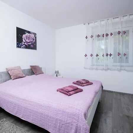 Appartement Lovely In With Kitchen