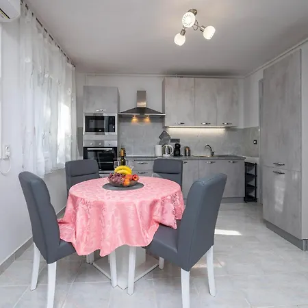 Lovely In With Kitchen Appartement *