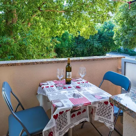 Appartement Lovely In With Kitchen Pula