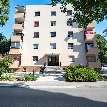 Lovely In With Kitchen Appartement Pula